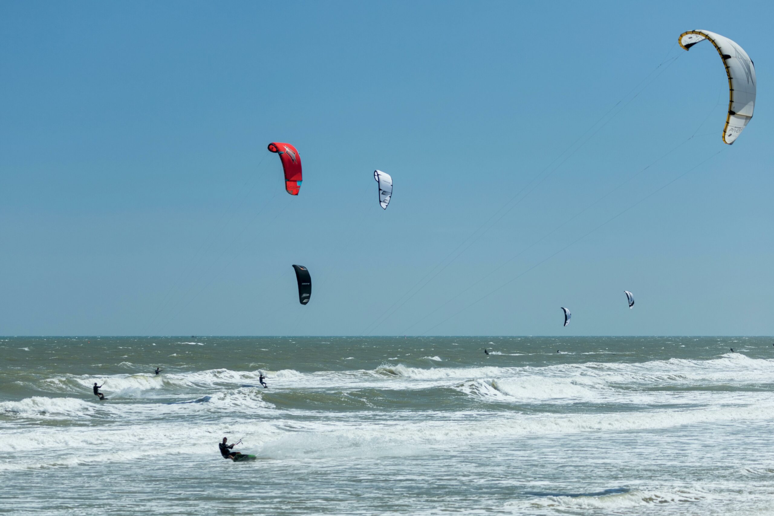 Surf, Windsurf y Más: Actividades Acuáticas para Aventureros en Mar del Plata